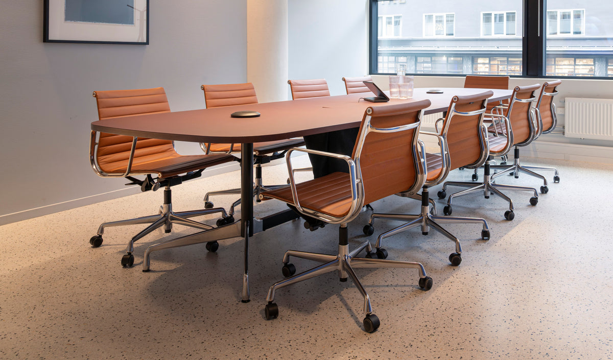 Eames Segmented Tables – aufbereitete Konferenztische