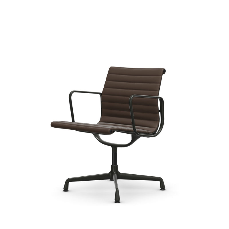 Eames Aluminium Chair EA 108, Gestell beschichtet tiefschwarz, Leder Premium F kastanie