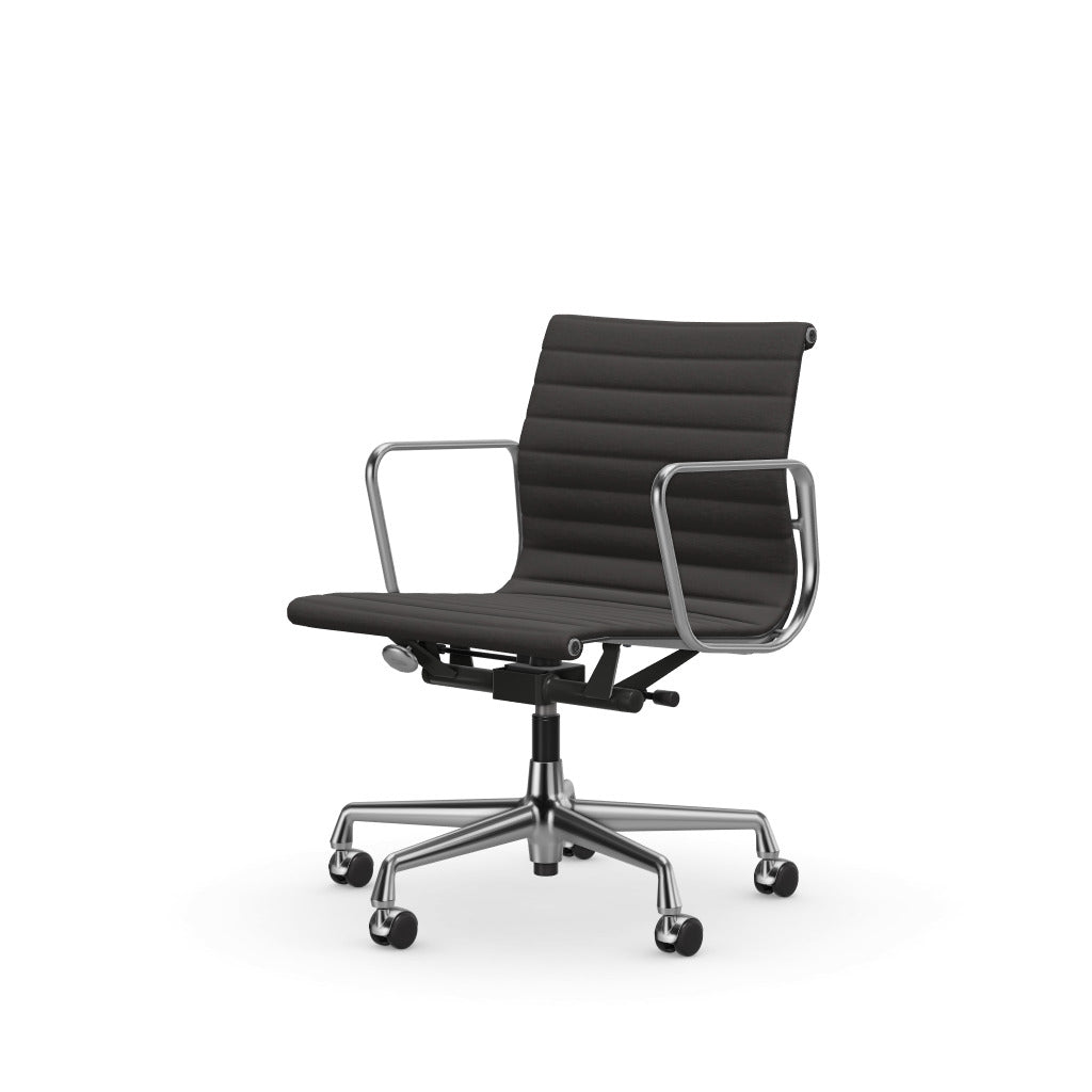 Eames Aluminium Chair EA 117, Gestell verchromt