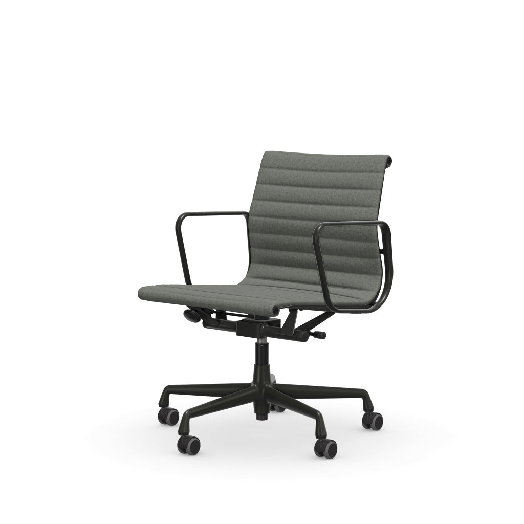 Eames Aluminium Chair EA 117, base powder-coated deep black, Hopsak nero/ivory 
