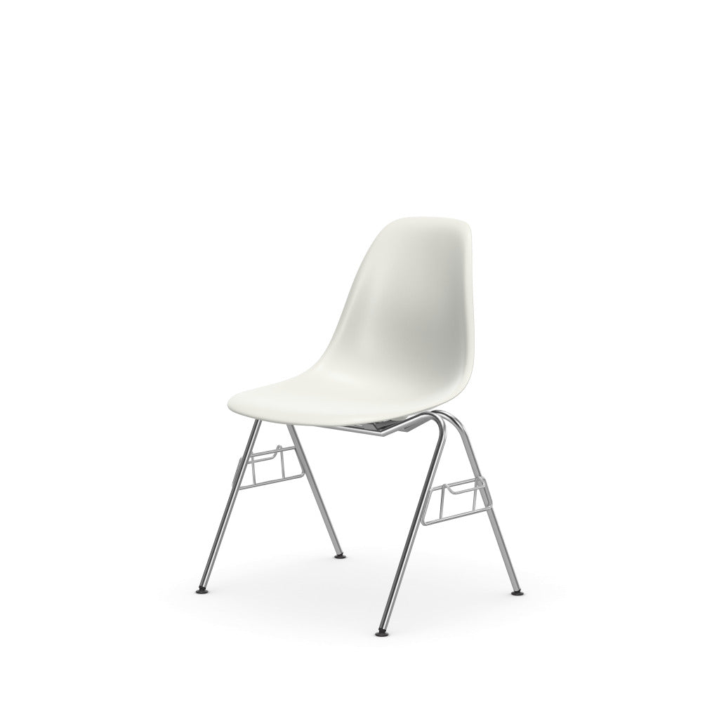 Eames Plastic Side Chair DSS verchromt - Vierbein-Stahlrohruntergestell – Stapelbar und verkettbar
