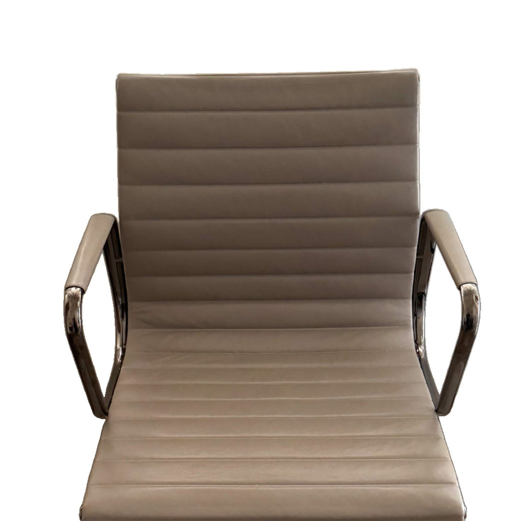 Eames Aluminium Chair EA 108, Gestell dark chrome, Leder Premium sand