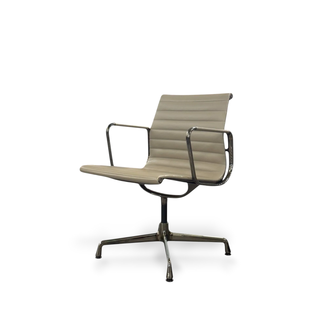 Eames Aluminium Chair EA 108, Gestell dark chrome, Leder Premium sand