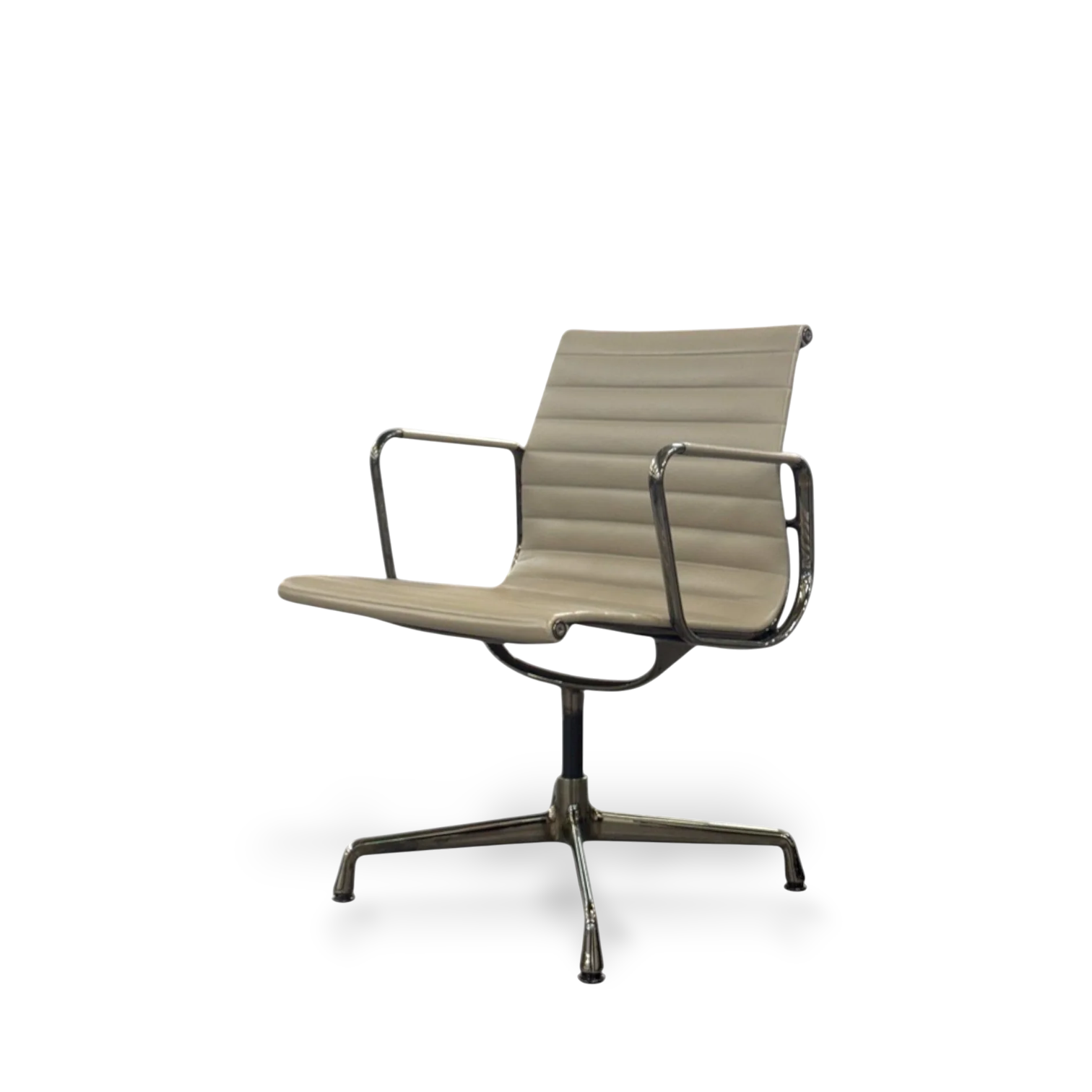Eames Aluminium Chair EA 108, Gestell dark chrome, Leder Premium sand