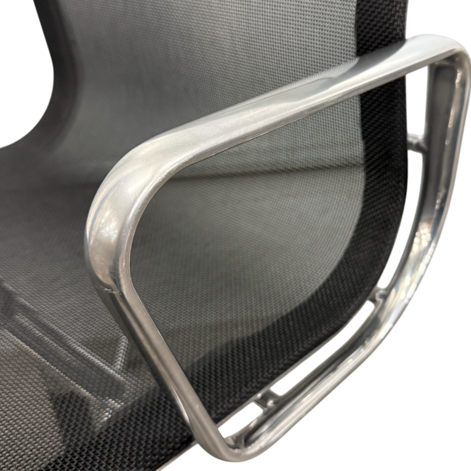 Eames Aluminium Chair EA 103, Gestell poliert, Netzgewebe nero