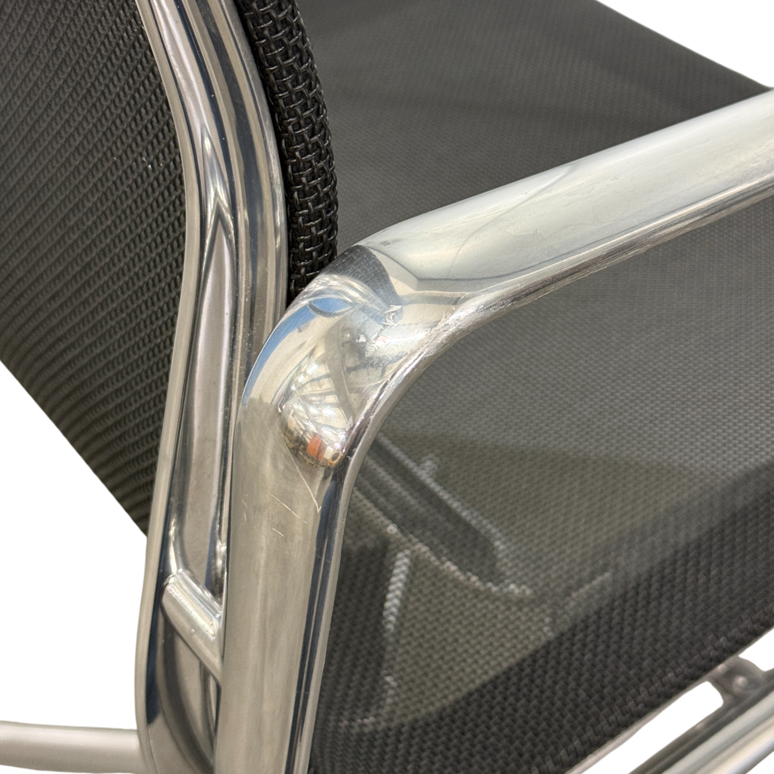 Eames Aluminium Chair EA 103, Gestell poliert, Netzgewebe nero