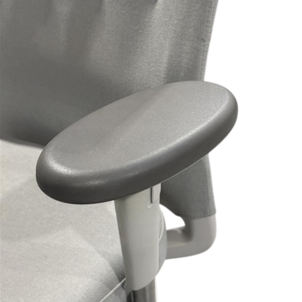 ID Trim –  Frame colour soft grey, base aluminium polished