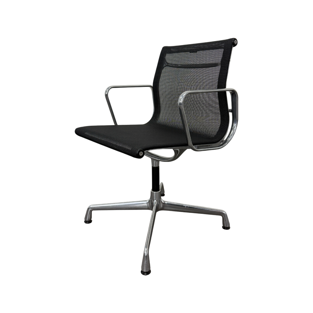 Eames Aluminium Chair EA 103, Gestell poliert, Netzgewebe nero