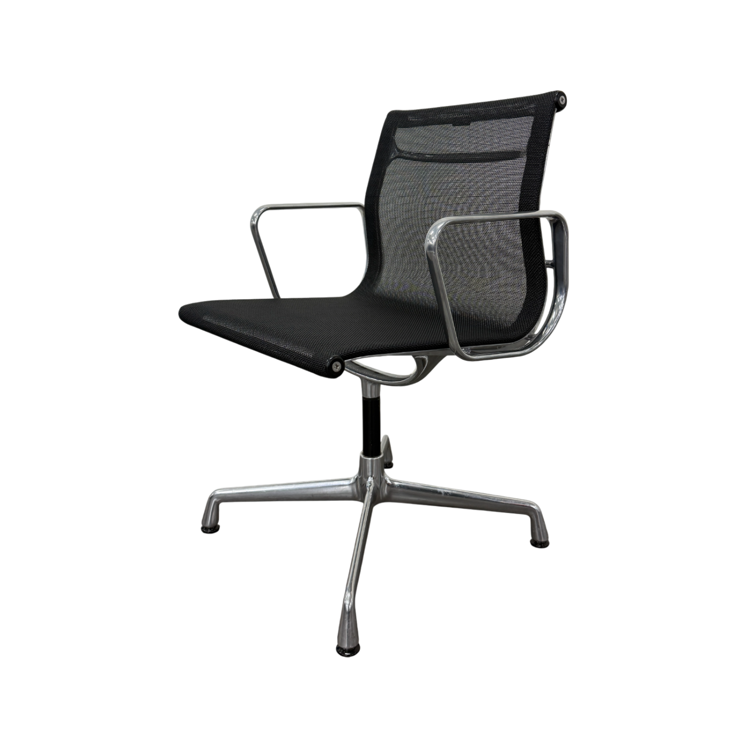 Eames Aluminium Chair EA 103, Gestell poliert, Netzgewebe nero