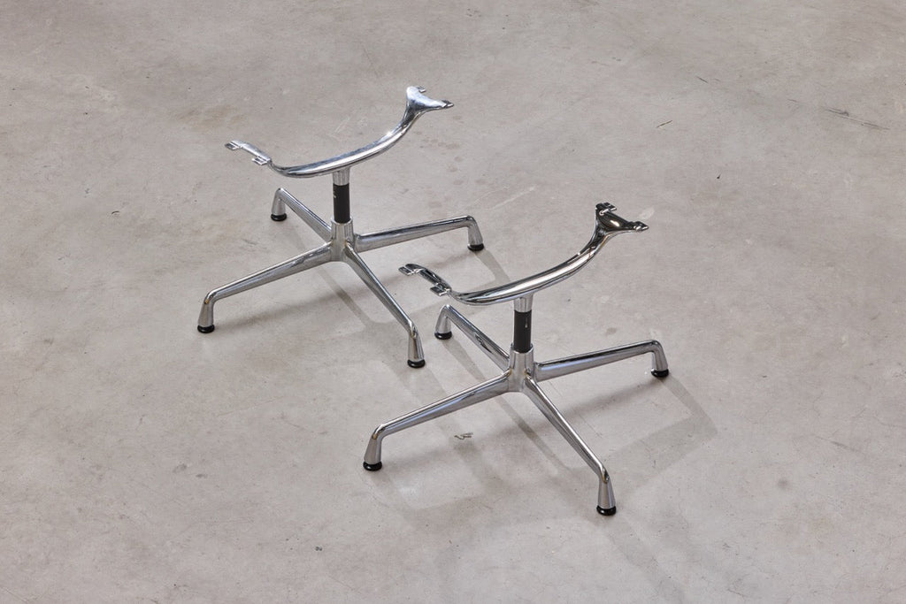 Eames Aluminium Chair EA 108, base chrome-plated, Netweave nero