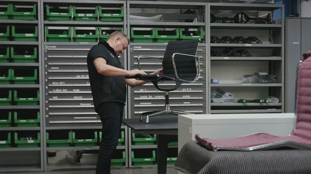 Eames Soft Pad Chair EA 217, chrome-plated base, special cover